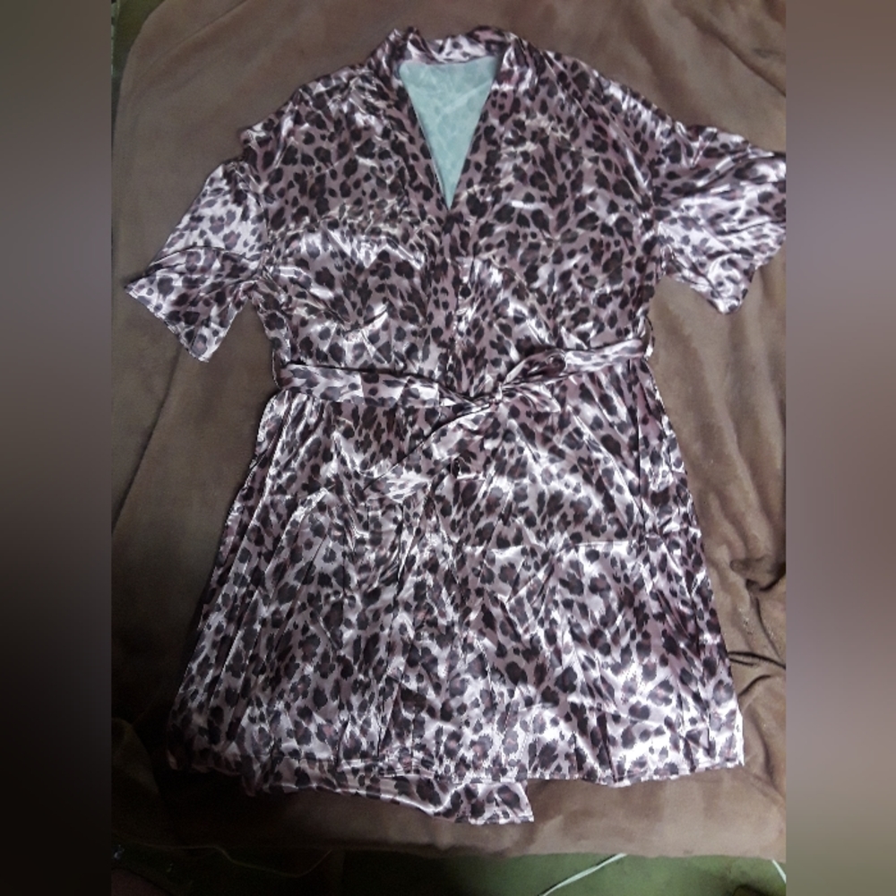 Robe - Picture 2 of 6
